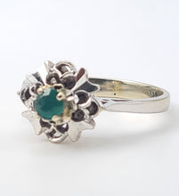 Load image into Gallery viewer, 5372: Vintage: 18ct White Gold Emerald Geometric Set Cocktail Ring- pristine condition- nice weigh