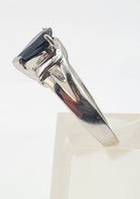 Load image into Gallery viewer, 6083- Vintage: 18ct White Gold Pear Cut French Blue Sapphire Solitaire- amazing Blue