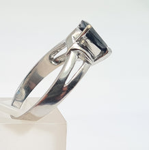 Cargar imagen en el visor de la galería, 6083- Vintage: 18ct White Gold Pear Cut French Blue Sapphire Solitaire- amazing Blue