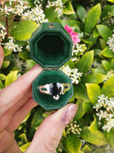 Load image into Gallery viewer, 6083- Vintage: 18ct White Gold Pear Cut French Blue Sapphire Solitaire- amazing Blue