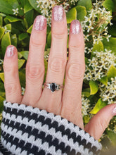 Cargar imagen en el visor de la galería, 6083- Vintage: 18ct White Gold Pear Cut French Blue Sapphire Solitaire- amazing Blue