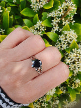 Cargar imagen en el visor de la galería, 6083- Vintage: 18ct White Gold Pear Cut French Blue Sapphire Solitaire- amazing Blue