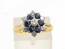 Cargar imagen en el visor de la galería, 7498: Vintage: 18ct Gold 7 Sapphires 6 Diamonds (0.6ct) Diamonds Flower Head Ring- from 1978- 46 years old