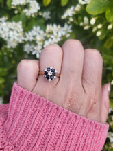 Cargar imagen en el visor de la galería, 7498: Vintage: 18ct Gold 7 Sapphires 6 Diamonds (0.6ct) Diamonds Flower Head Ring- from 1978- 46 years old