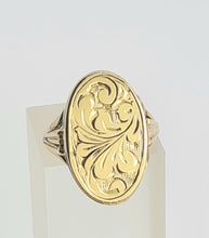 Load image into Gallery viewer, 6122: Vintage Rare: 9ct Gold Photo Locket/Mourning Signet Ring- lovely condition