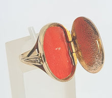 Load image into Gallery viewer, 6122: Vintage Rare: 9ct Gold Photo Locket/Mourning Signet Ring- lovely condition