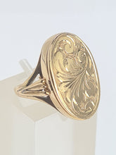 Load image into Gallery viewer, 6122: Vintage Rare: 9ct Gold Photo Locket/Mourning Signet Ring- lovely condition