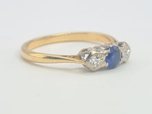Cargar imagen en el visor de la galería, A9092: Vintage: 18ct Gold Cornflower Blue Sapphire Diamonds Ring- "3 stone straight"- lovely quality-