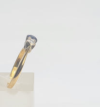 Cargar imagen en el visor de la galería, A9092: Vintage: 18ct Gold Cornflower Blue Sapphire Diamonds Ring- "3 stone straight"- lovely quality-
