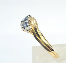Cargar imagen en el visor de la galería, 0328: Vintage: 14ct Gold Cornflower Blue Sapphires Diamonds Ring