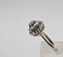 Cargar imagen en el visor de la galería, 0330: Vintage: 18ct White Gold 25 Diamonds Geometric Cluster Ring- Exquisite