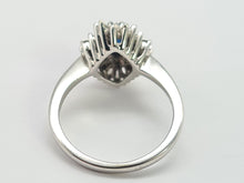 Cargar imagen en el visor de la galería, 0527: Vintage: 9ct White Gold Cornflower Blue Sapphire Diamonds (0.45ct) Cluster Ring