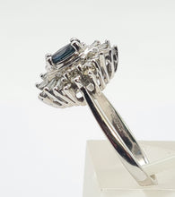 Cargar imagen en el visor de la galería, 0527: Vintage: 9ct White Gold Cornflower Blue Sapphire Diamonds (0.45ct) Cluster Ring