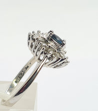 Cargar imagen en el visor de la galería, 0527: Vintage: 9ct White Gold Cornflower Blue Sapphire Diamonds (0.45ct) Cluster Ring