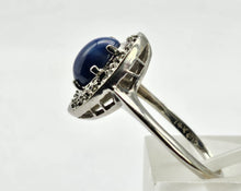 Cargar imagen en el visor de la galería, 0923: Vintage: 14ct White Gold Cornflower Blue Star Sapphire Diamonds Ring- very special