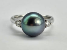 Cargar imagen en el visor de la galería, 0908: Vintage; 18ct White Gold Tahitian Black Pearl Diamonds Ring- crisp, clean eye candy