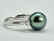 Cargar imagen en el visor de la galería, 0908: Vintage; 18ct White Gold Tahitian Black Pearl Diamonds Ring- crisp, clean eye candy