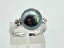 Cargar imagen en el visor de la galería, 0908: Vintage; 18ct White Gold Tahitian Black Pearl Diamonds Ring- crisp, clean eye candy