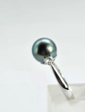 Cargar imagen en el visor de la galería, 0908: Vintage; 18ct White Gold Tahitian Black Pearl Diamonds Ring- crisp, clean eye candy