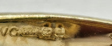 Cargar imagen en el visor de la galería, 0896: Vintage: 9ct Gold 11 Swiss Blue Topaz Flower Head Ring- inspired design