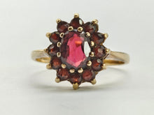 Cargar imagen en el visor de la galería, 0825: Vintage: 9ct Gold 13 Garnets Flower Head Ring- Date-Mark 1972