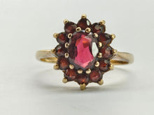 Cargar imagen en el visor de la galería, 0825: Vintage: 9ct Gold 13 Garnets Flower Head Ring- Date-Mark 1972