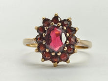 Cargar imagen en el visor de la galería, 0825: Vintage: 9ct Gold 13 Garnets Flower Head Ring- Date-Mark 1972