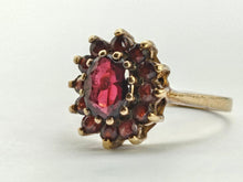 Cargar imagen en el visor de la galería, 0825: Vintage: 9ct Gold 13 Garnets Flower Head Ring- Date-Mark 1972