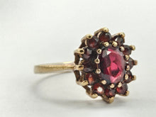 Cargar imagen en el visor de la galería, 0825: Vintage: 9ct Gold 13 Garnets Flower Head Ring- Date-Mark 1972