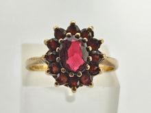 Cargar imagen en el visor de la galería, 0825: Vintage: 9ct Gold 13 Garnets Flower Head Ring- Date-Mark 1972