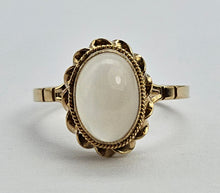 Cargar imagen en el visor de la galería, 0863 Vintage; 9ct Gold Cabochon-Cute Moonstone Ring-Date-Mark 1983