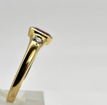 Cargar imagen en el visor de la galería, 0794:Vintage: 18ct Gold Ruby (0.79ct) Twin Diamonds (0.32ct) Ring- classic beauty, good weight