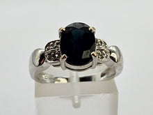 Cargar imagen en el visor de la galería, 0773: Vintage: 18ct White Gold Royal Blue Sapphires Diamonds Ring- crisp, clean, sparkling, nice weight