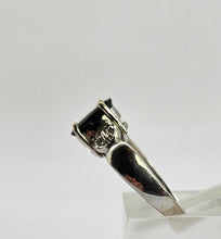 Cargar imagen en el visor de la galería, 0773: Vintage: 18ct White Gold Royal Blue Sapphires Diamonds Ring- crisp, clean, sparkling, nice weight