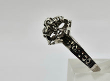 Cargar imagen en el visor de la galería, 0797: Vintage: 18ct White Gold Round Cut Diamonds Flower Head Ring- Date =-Mark 1974