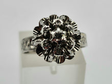 Cargar imagen en el visor de la galería, 0797: Vintage: 18ct White Gold Round Cut Diamonds Flower Head Ring- Date =-Mark 1974