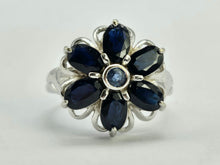 Cargar imagen en el visor de la galería, 1027: Vintage; 9ct White Gold Blues Sapphires Flower Head Ring- lovely cut and colours,