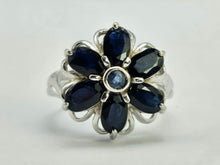 Cargar imagen en el visor de la galería, 1027: Vintage; 9ct White Gold Blues Sapphires Flower Head Ring- lovely cut and colours,
