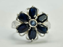 Cargar imagen en el visor de la galería, 1027: Vintage; 9ct White Gold Blues Sapphires Flower Head Ring- lovely cut and colours,