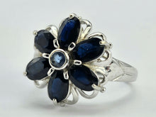Cargar imagen en el visor de la galería, 1027: Vintage; 9ct White Gold Blues Sapphires Flower Head Ring- lovely cut and colours,
