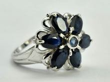 Cargar imagen en el visor de la galería, 1027: Vintage; 9ct White Gold Blues Sapphires Flower Head Ring- lovely cut and colours,