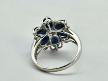 Cargar imagen en el visor de la galería, 1027: Vintage; 9ct White Gold Blues Sapphires Flower Head Ring- lovely cut and colours,