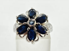Cargar imagen en el visor de la galería, 1027: Vintage; 9ct White Gold Blues Sapphires Flower Head Ring- lovely cut and colours,