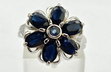 Cargar imagen en el visor de la galería, 1027: Vintage; 9ct White Gold Blues Sapphires Flower Head Ring- lovely cut and colours,