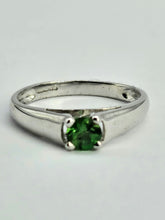 Cargar imagen en el visor de la galería, 1320: Vintage: 9ct White Gold Demantoid Garnet Solitaire Ring- superb