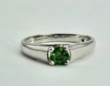 Cargar imagen en el visor de la galería, 1320: Vintage: 9ct White Gold Demantoid Garnet Solitaire Ring- superb