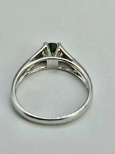 Cargar imagen en el visor de la galería, 1320: Vintage: 9ct White Gold Demantoid Garnet Solitaire Ring- superb