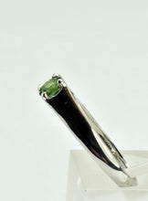 Cargar imagen en el visor de la galería, 1320: Vintage: 9ct White Gold Demantoid Garnet Solitaire Ring- superb