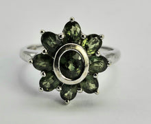 Cargar imagen en el visor de la galería, 1026: Vintage: 9ct White Gold Green Sapphires Flower Head Ring- crisp, clean , eye candy