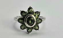 Cargar imagen en el visor de la galería, 1026: Vintage: 9ct White Gold Green Sapphires Flower Head Ring- crisp, clean , eye candy